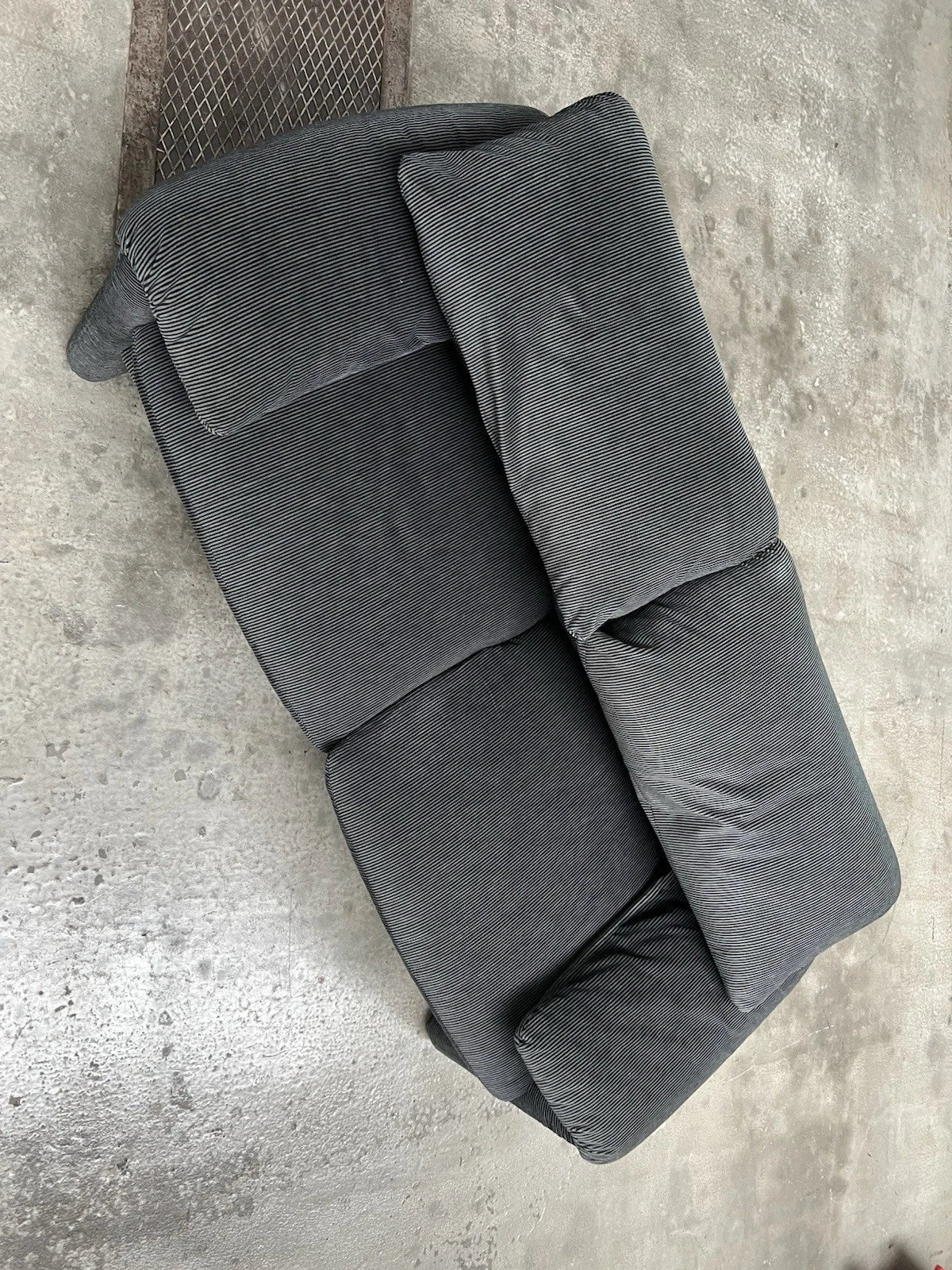 2-seater sofa with a sleek design by Enzo Magistretti for Cassina.