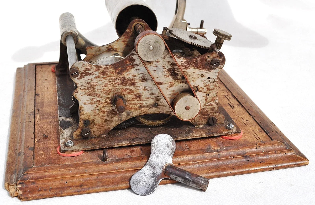 Cylinder phonograph with working mechanism