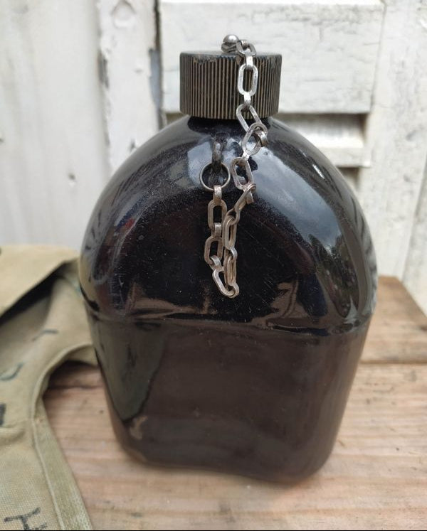 WW2 US enameled canteen and USMC cover militaria