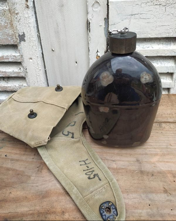 WW2 US enameled canteen and USMC cover militaria