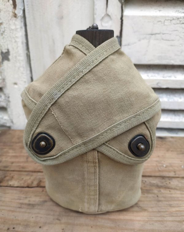 WW2 US enameled canteen and USMC cover militaria