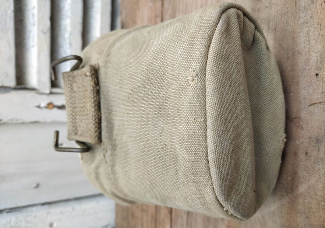 WW2 US enameled canteen and USMC cover militaria
