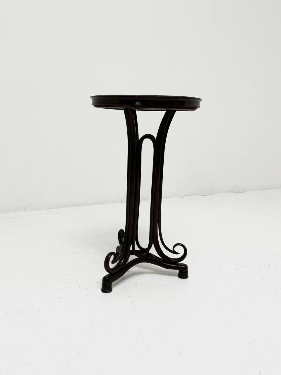 Original Thonet brothers coffee table, manufactured in Vienna circa 1900