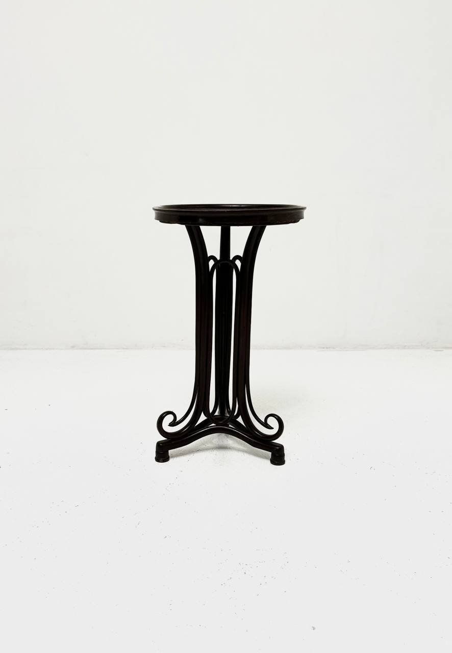 Original Thonet brothers coffee table, manufactured in Vienna circa 1900