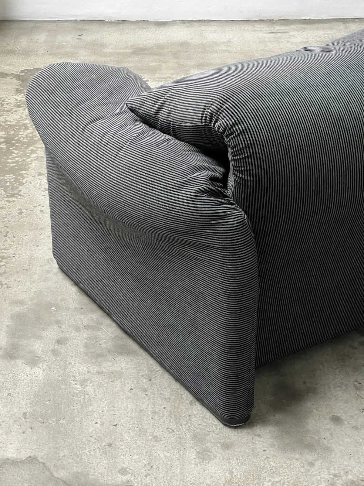 2-seater sofa with a sleek design by Enzo Magistretti for Cassina.