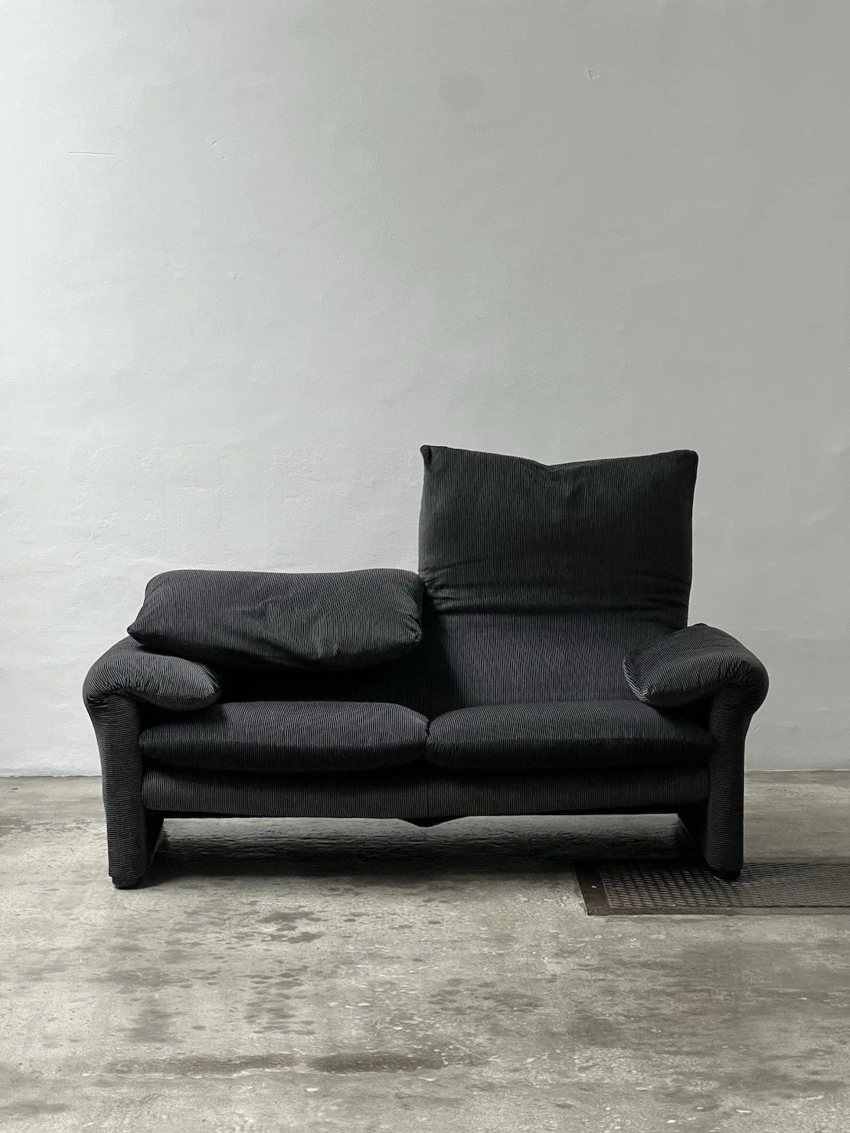 2-seater sofa with a sleek design by Enzo Magistretti for Cassina.