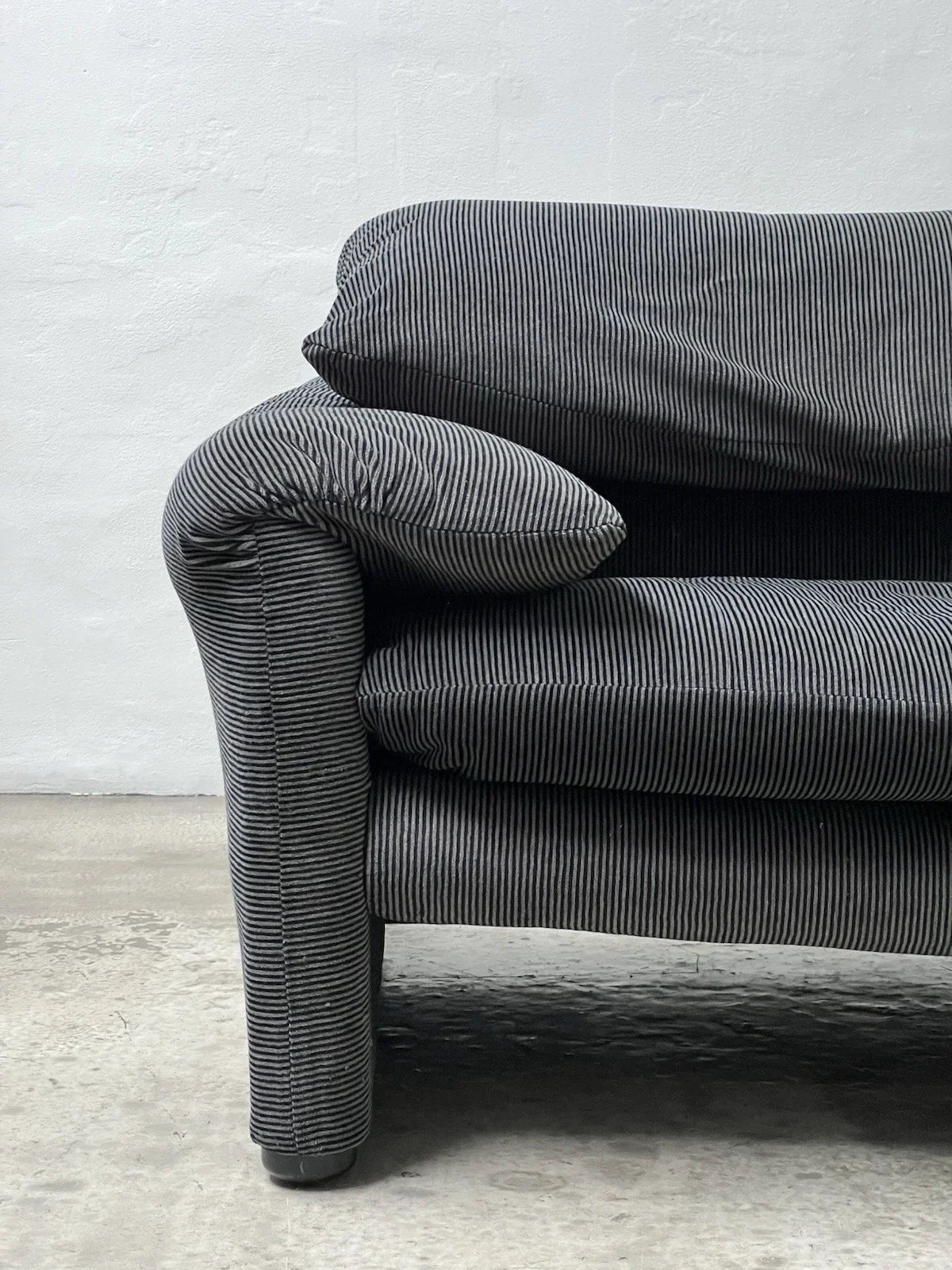 2-seater sofa with a sleek design by Enzo Magistretti for Cassina.