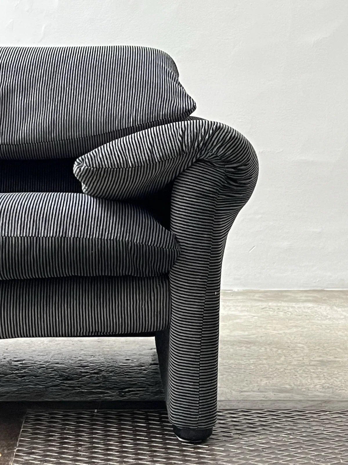 2-seater sofa with a sleek design by Enzo Magistretti for Cassina.