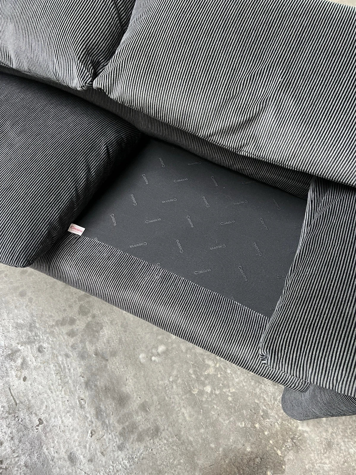 2-seater sofa with a sleek design by Enzo Magistretti for Cassina.