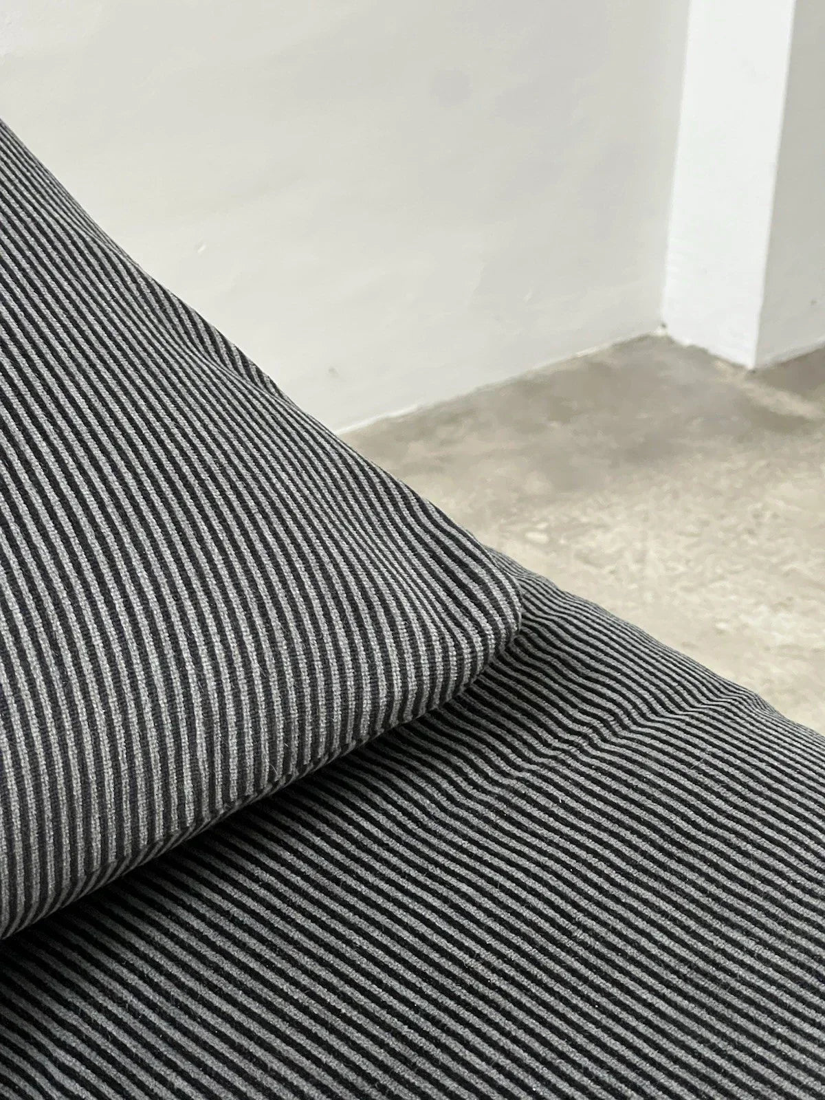 2-seater sofa with a sleek design by Enzo Magistretti for Cassina.