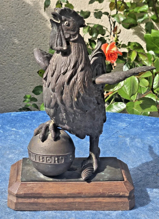 Statuette en bronze représentant un coq liberté