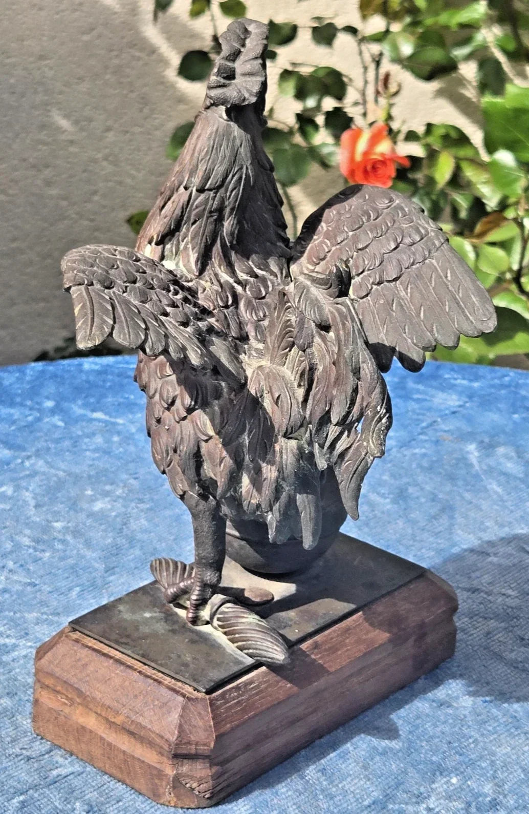 Statuette en bronze représentant un coq liberté