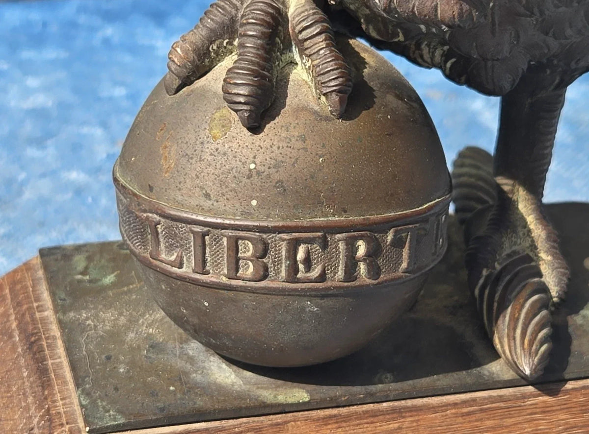 Statuette en bronze représentant un coq liberté