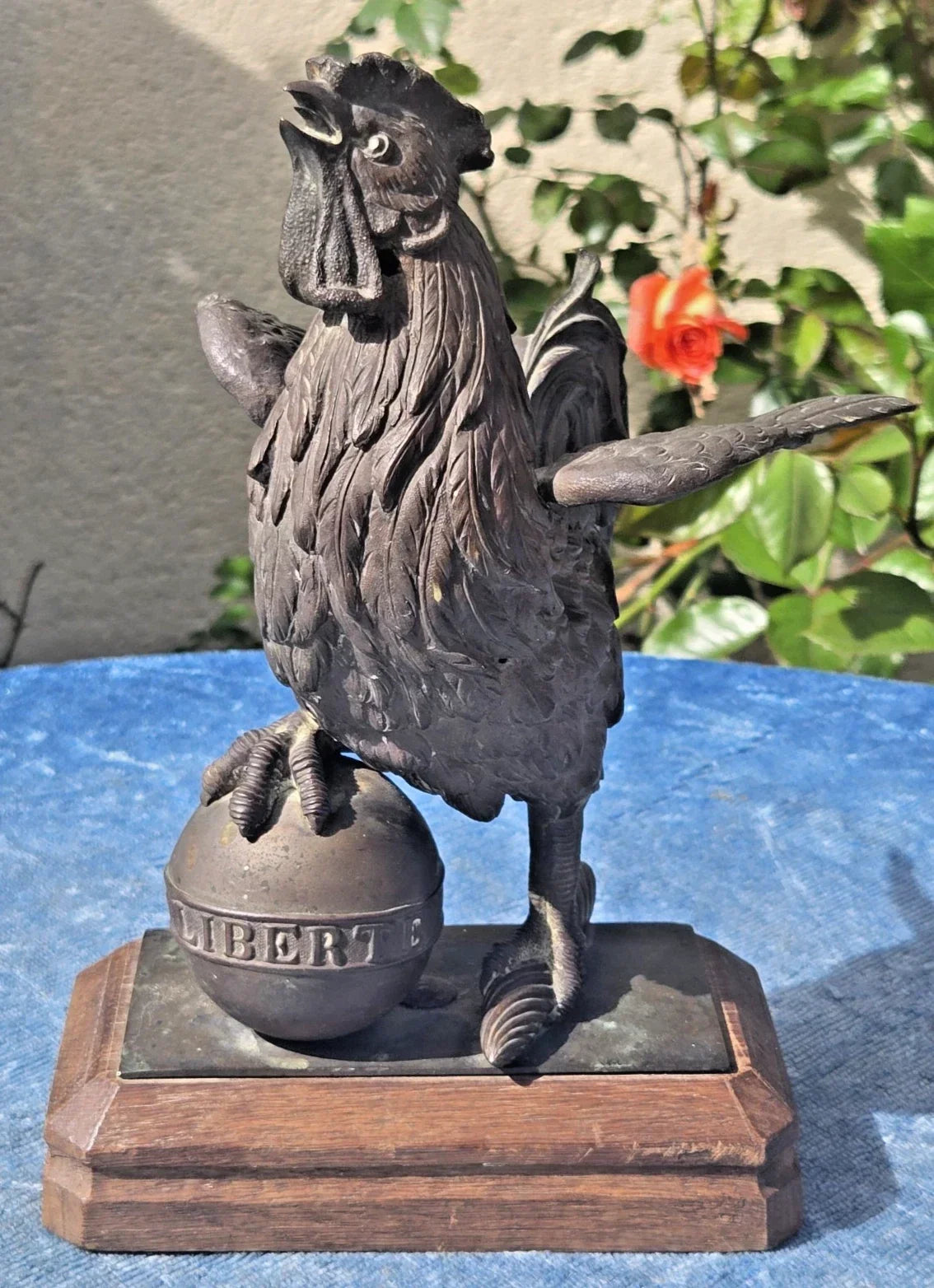 Statuette en bronze représentant un coq liberté