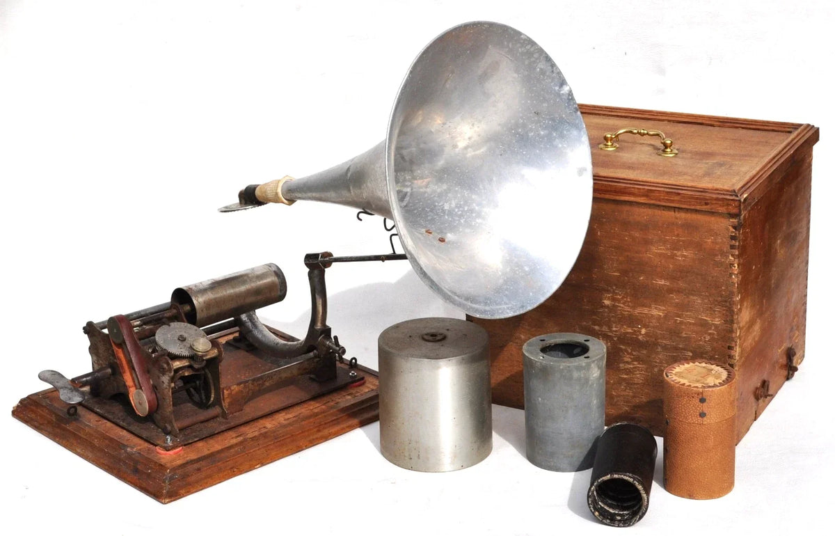 Cylinder phonograph with working mechanism