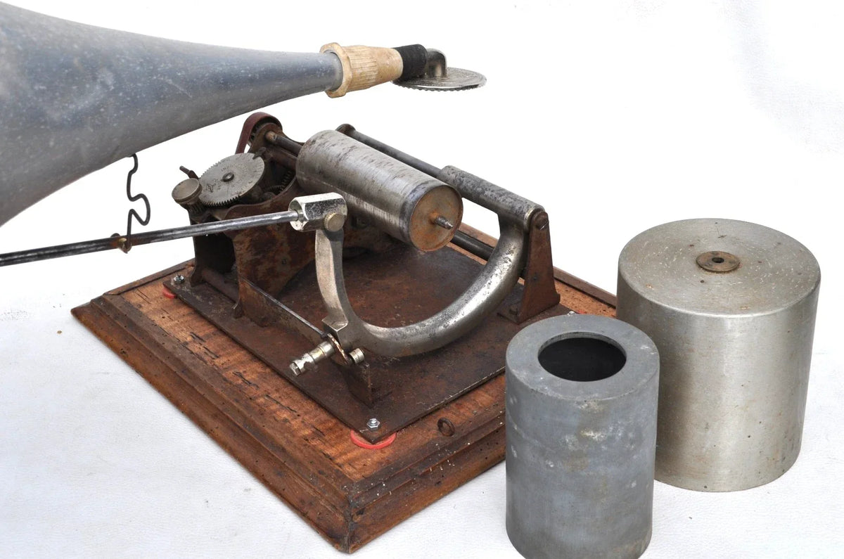 Cylinder phonograph with working mechanism