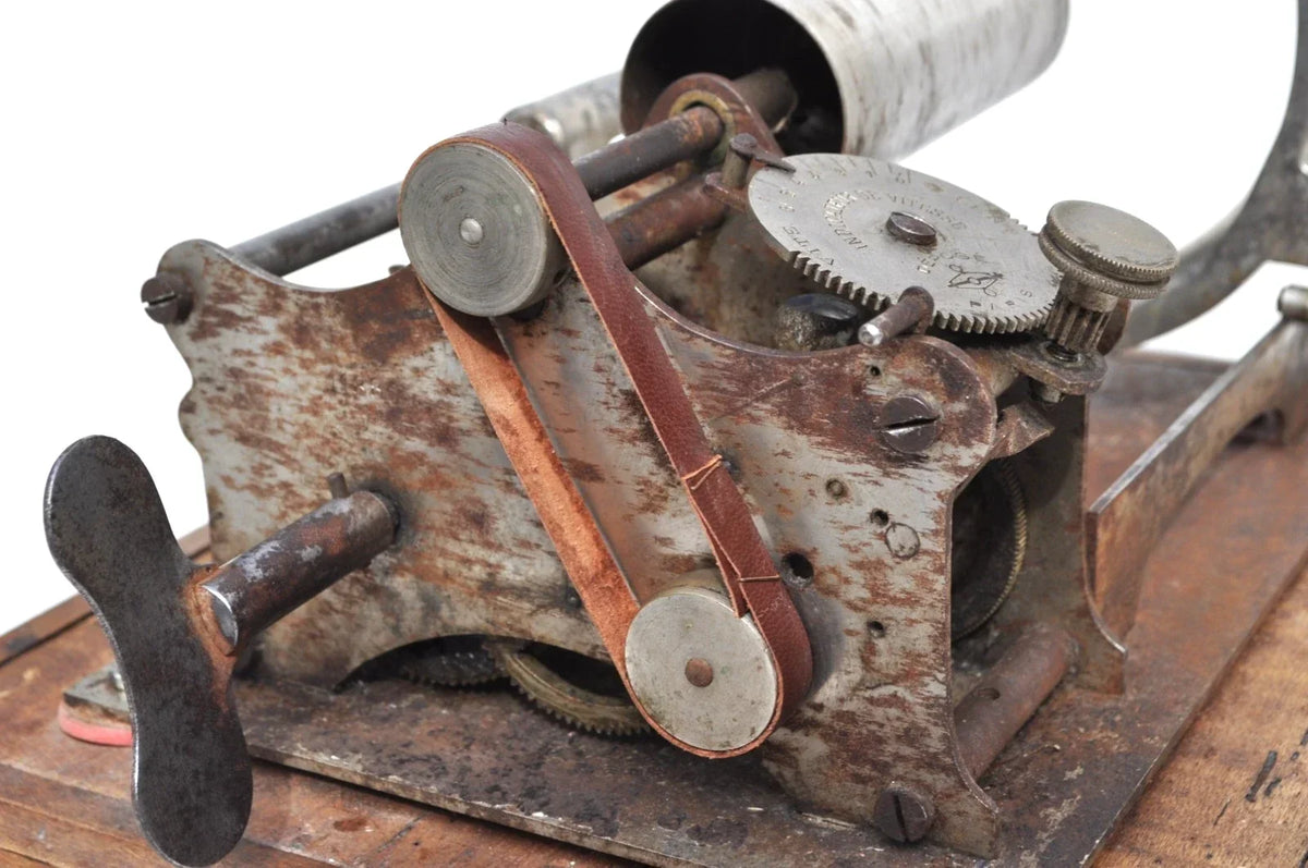 Cylinder phonograph with working mechanism