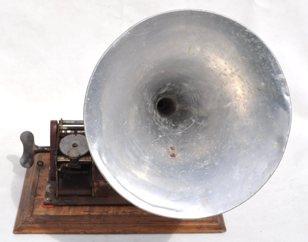 Cylinder phonograph with working mechanism