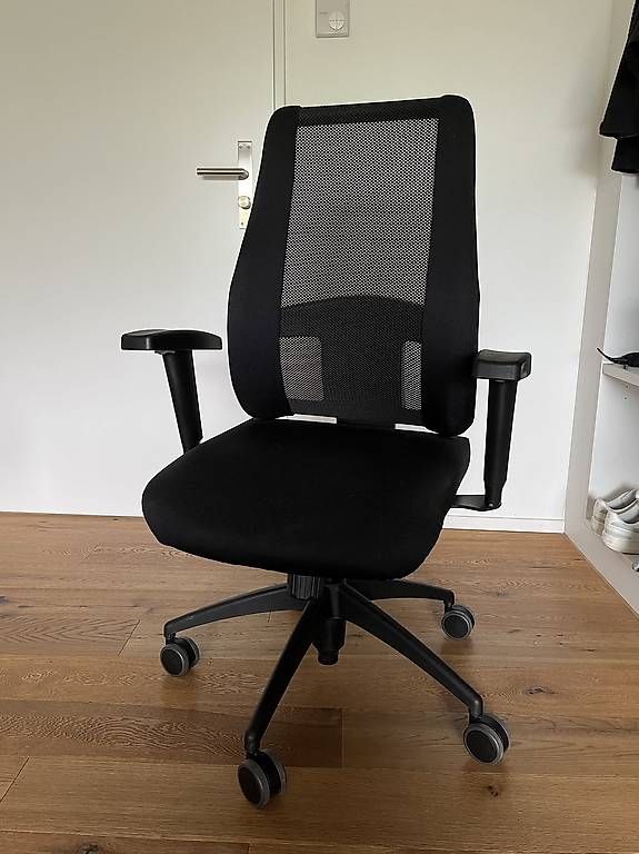 Black office chair