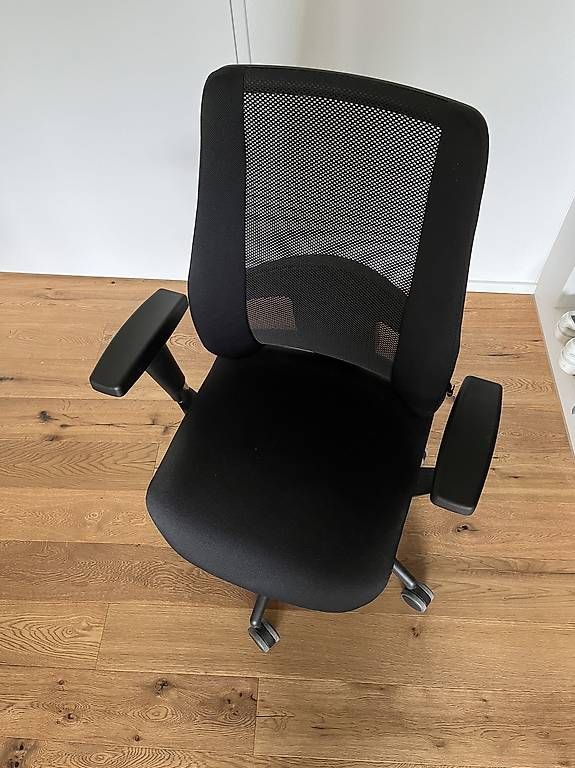Black office chair