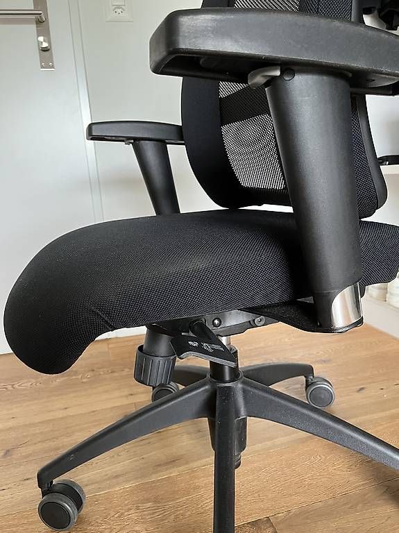 Black office chair
