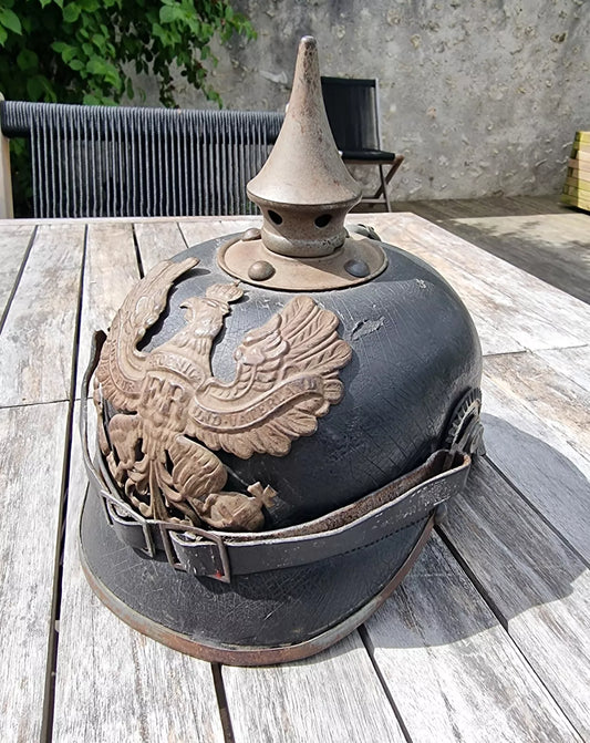 Casque à pointe modèle 1915 en cuir et métal gris