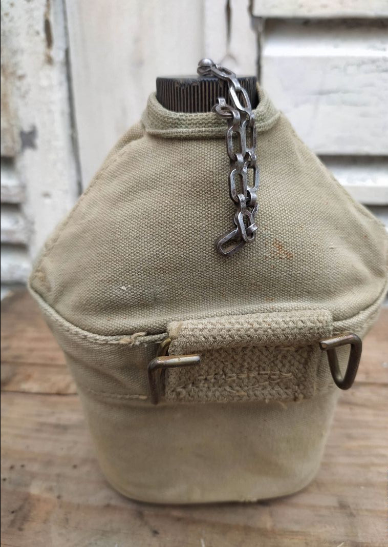WW2 US enameled canteen and USMC cover militaria