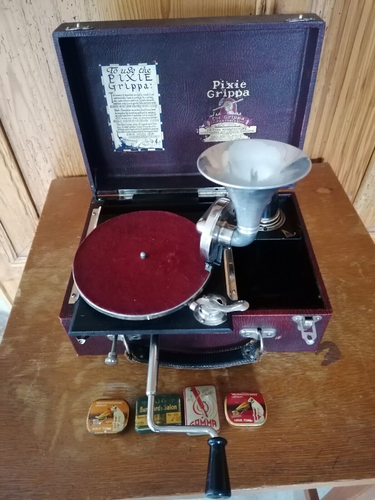 Pixie Grappa phonograph