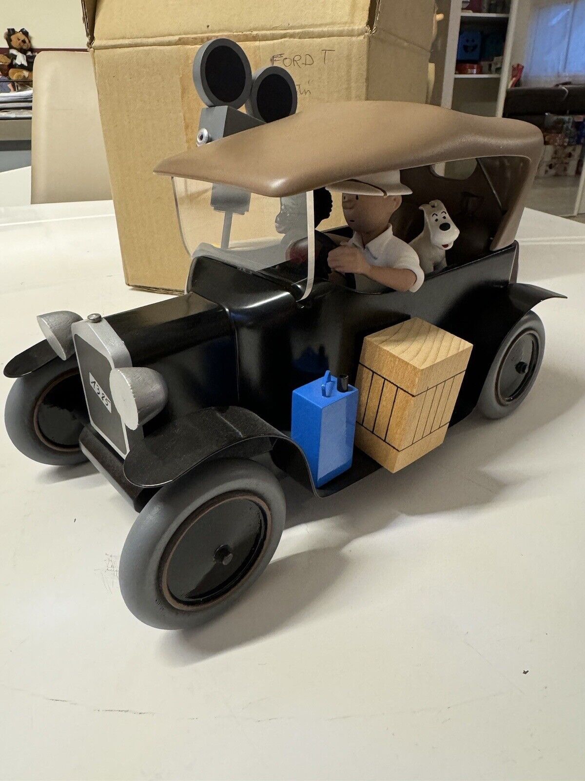Aroutcheff Tintin figurine featuring Captain Haddock's famous Ford T