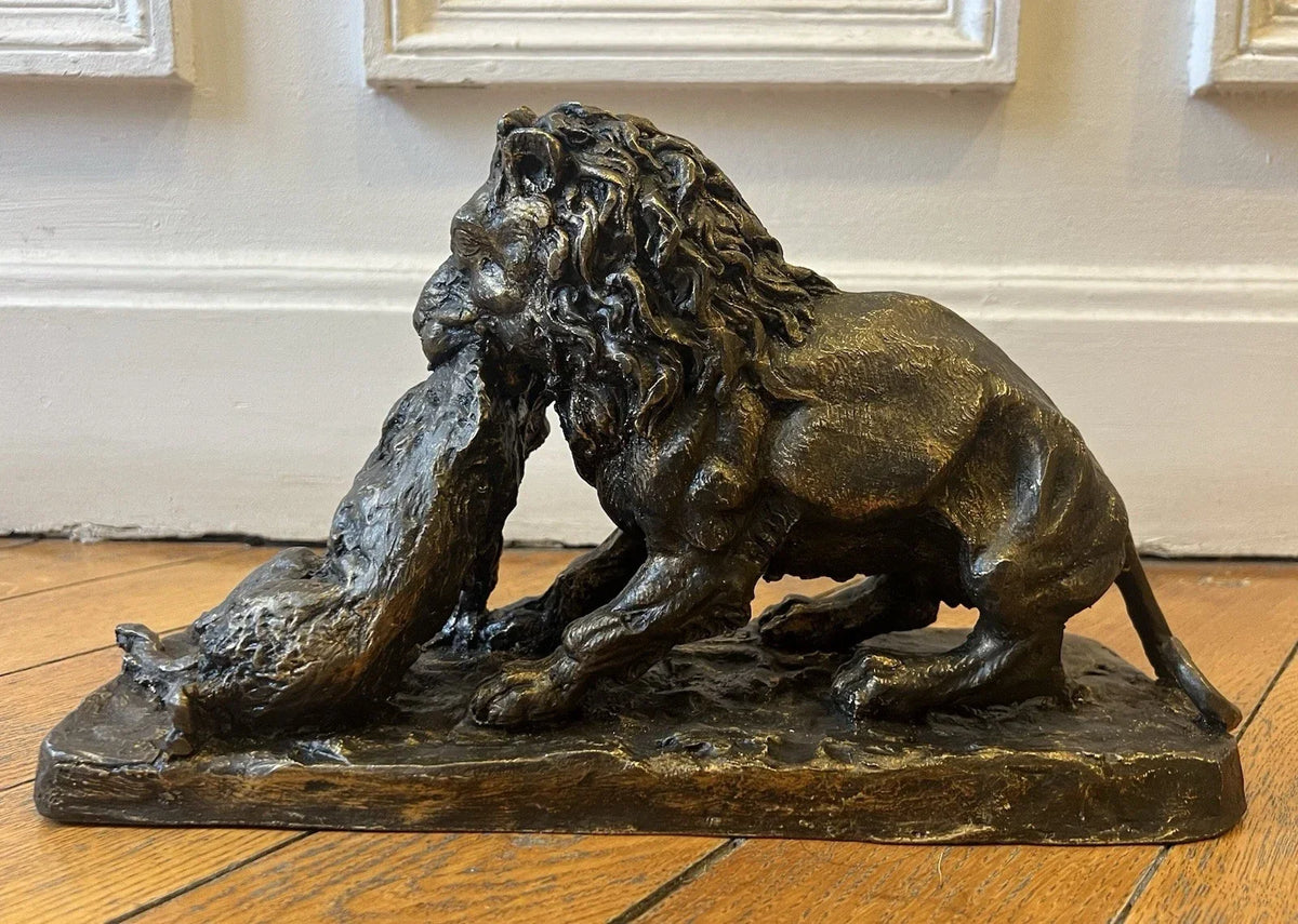 19th-century bronze signed Fratin – Lion bringing down a wild boar – Animal sculpture