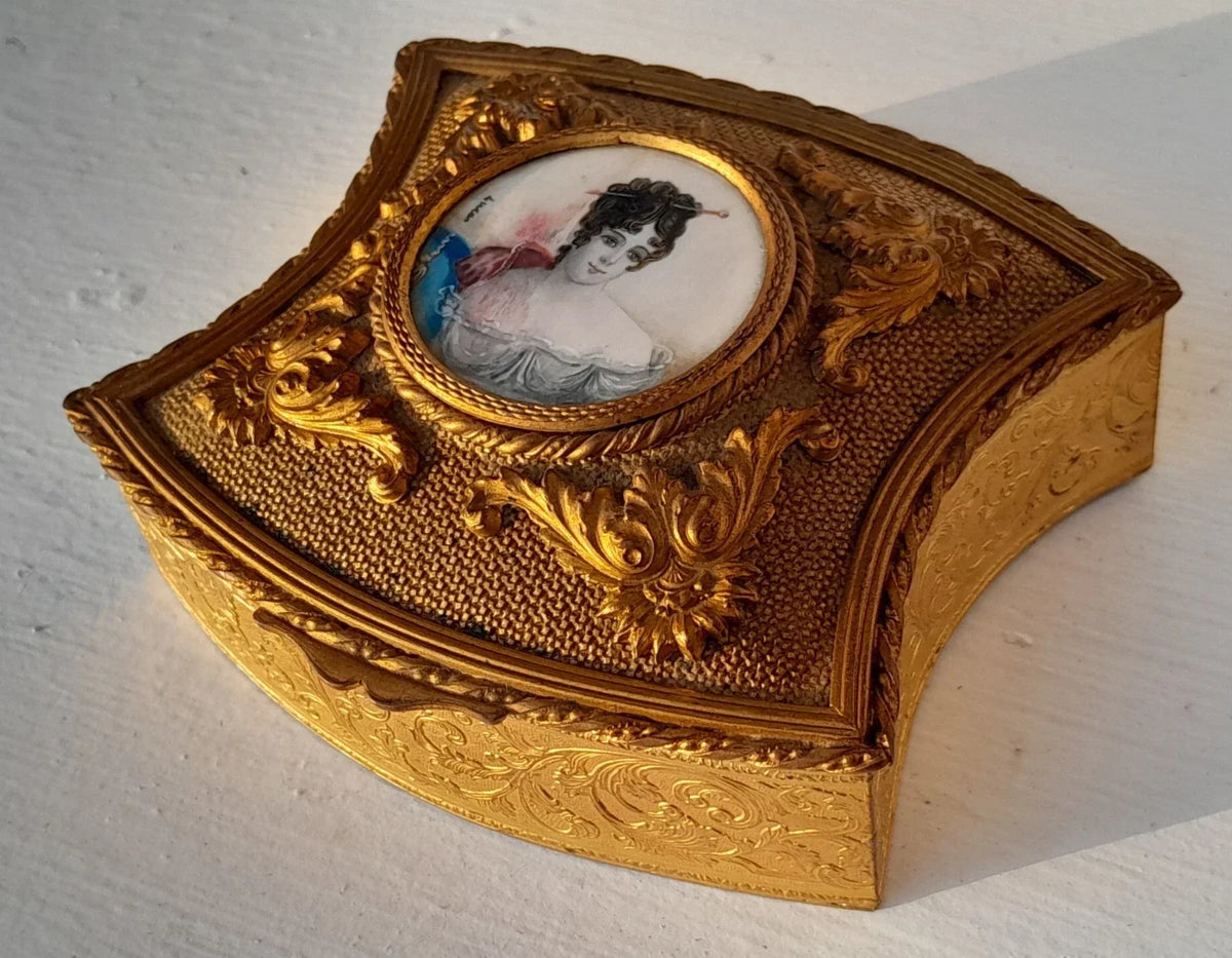 Ancienne boîte à bijoux capitonnée bronze ou laiton médaillon