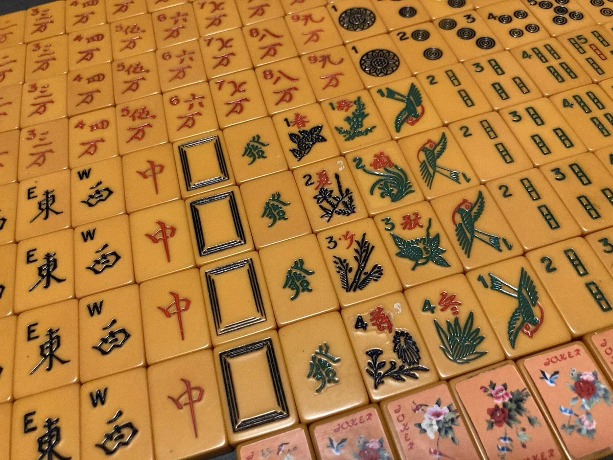 Vintage 1930s bakelite tiles, 152 pieces, late 1938, Macy brand
