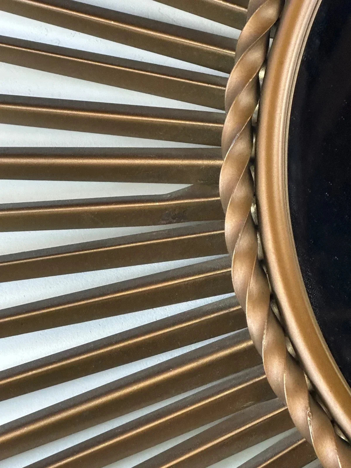 Miroir Soleil Chaty Vallauris en métal doré Années 1950-1960