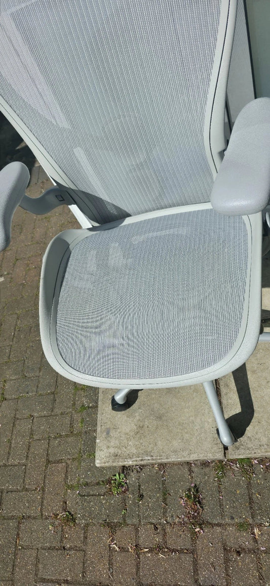 Herman Miller Aeron remastered size C in perfect condition mineral grey