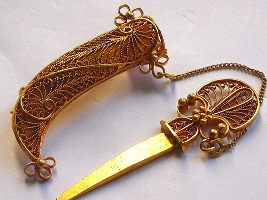 Superb antique 18K GOLD jewelry, brooch with knife and its case, 10.4 g