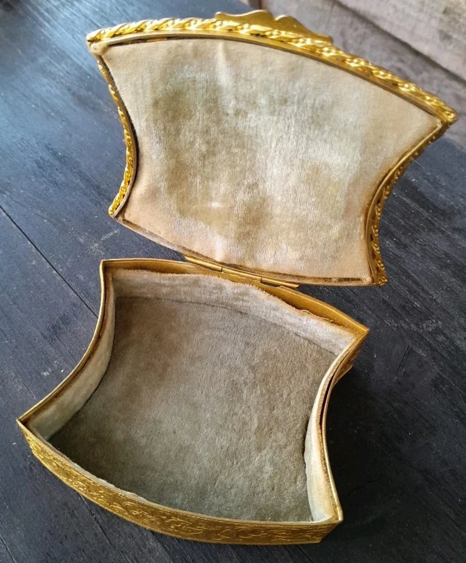 Ancienne boîte à bijoux capitonnée bronze ou laiton médaillon