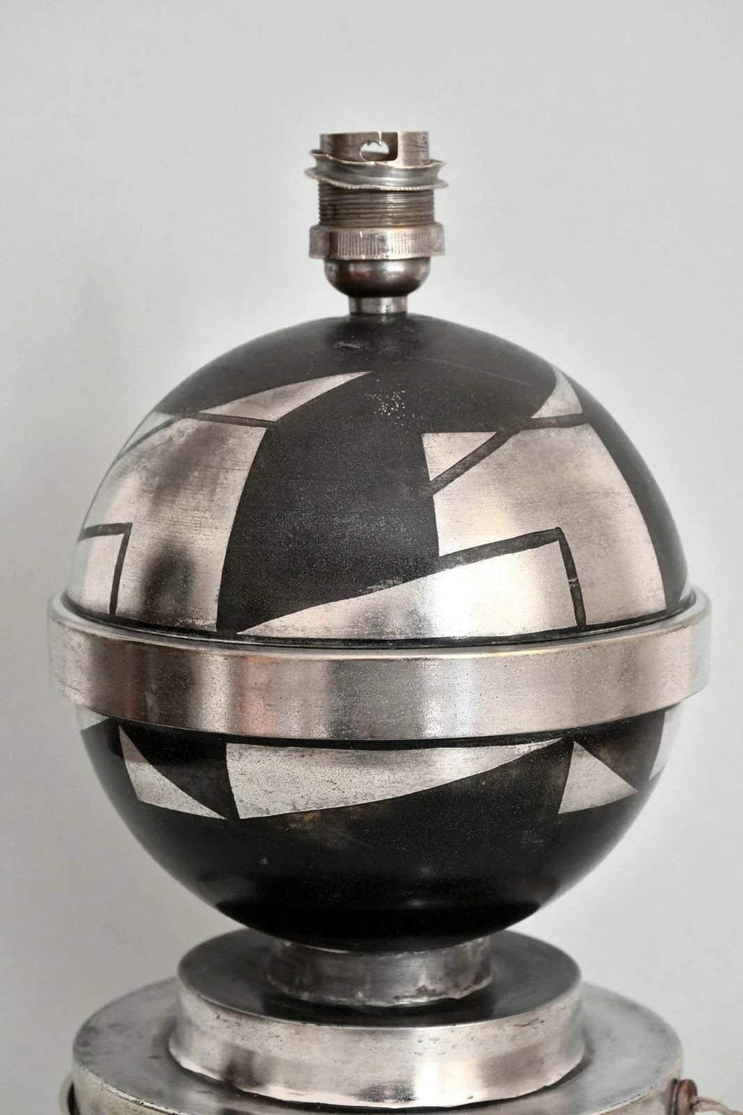Lampe de table Art Déco en dinanderie, vers 1920-1930