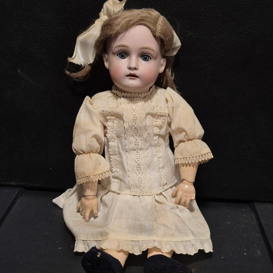 Beautiful small antique German bisque doll, superb condition, 174 Germany