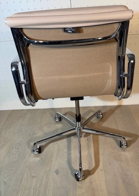 Vitra Alu Chair EA 217 Soft Pad office chair with armrests, Charles and Ray Eames