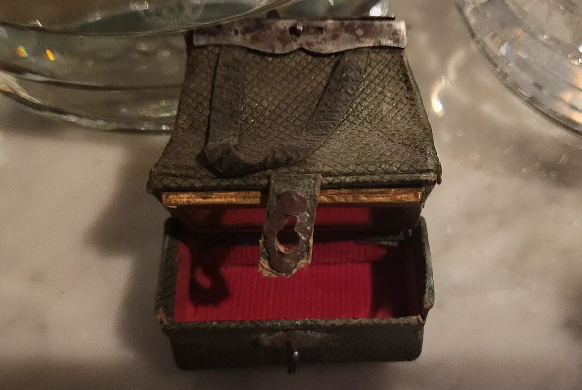 Rare and antique leather travel bag for Bleuette Jumeau Bru doll, circa 1900 HT