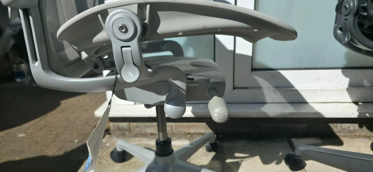 Herman Miller Aeron remastered size C in perfect condition mineral grey