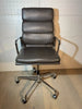 chaise Alu-Chair d'origine, modèle EA 219 Softpad, en cuir marron avec accoudoirs, Vitra.