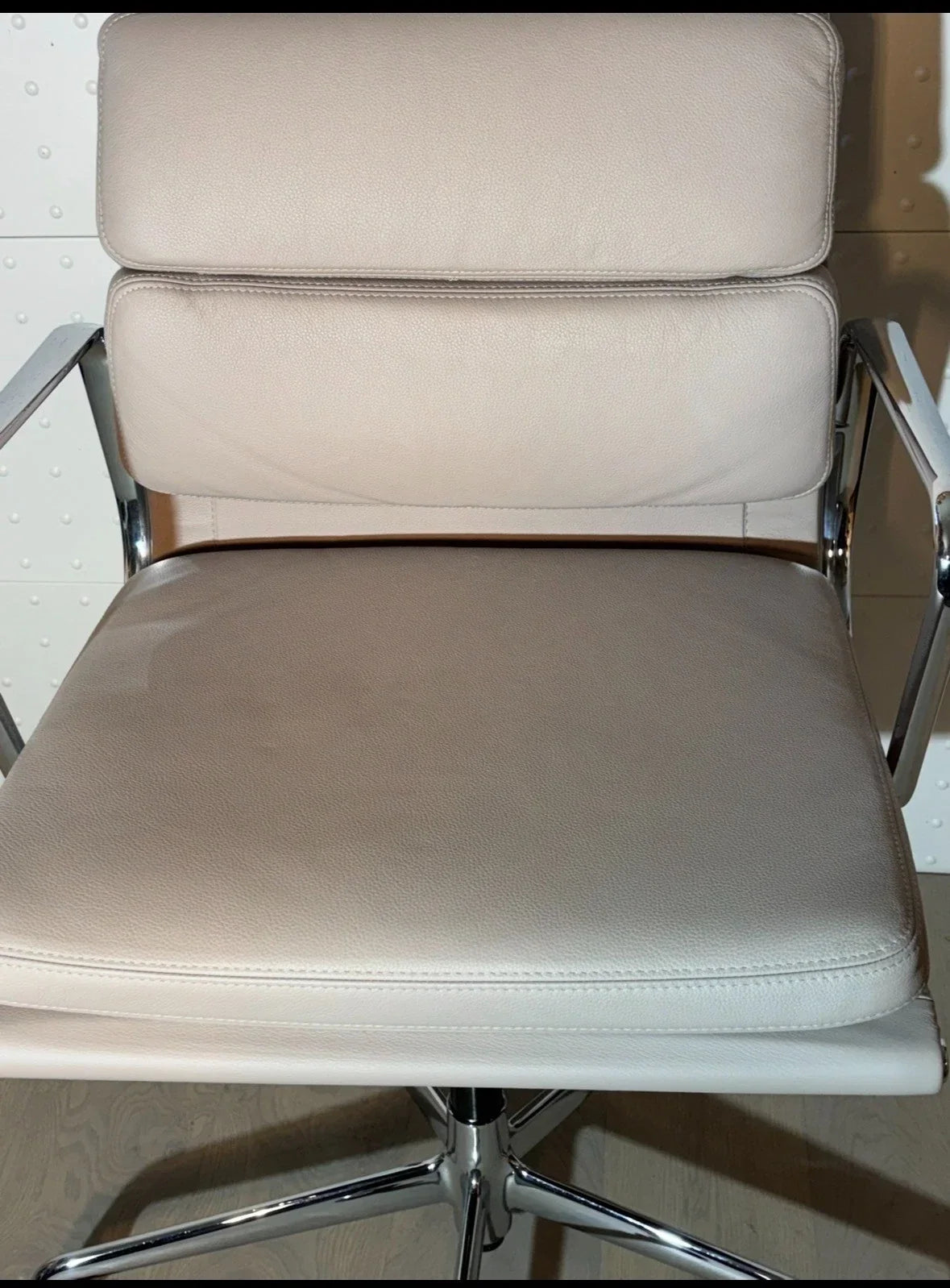 Vitra Alu Chair EA 217 Soft Pad office chair with armrests, Charles and Ray Eames