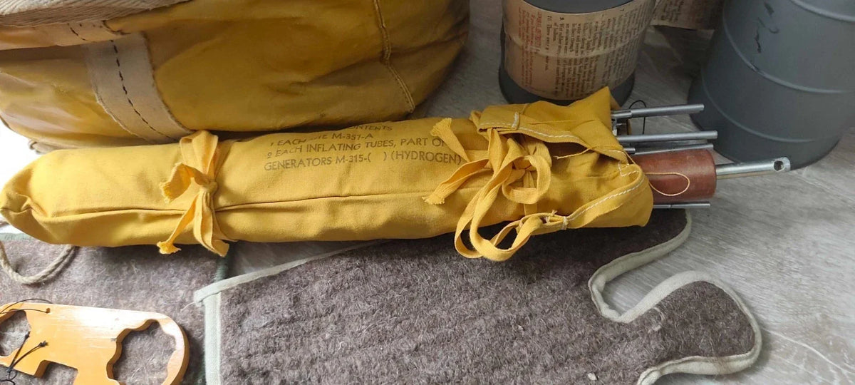 USAAF GIBSON GIRL SURVIVAL RADIO – US – WW2 – DATED 1943 – COMPLETE
