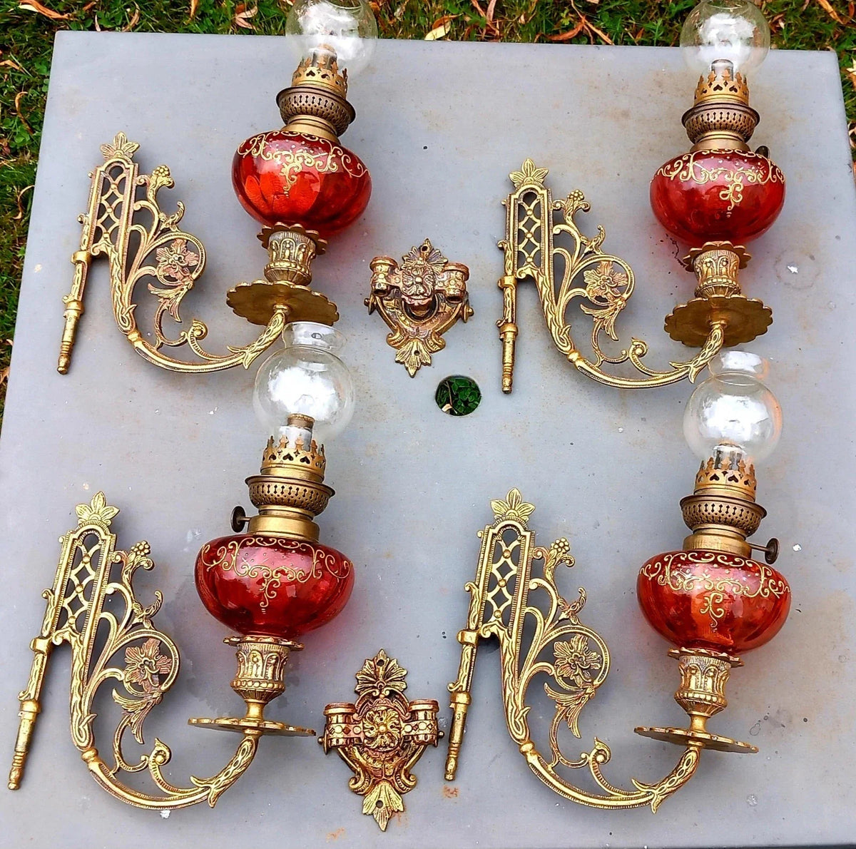 Magnifique paire de lampes , 2 x 2 toupies de piano a petrole tube verre émaillé