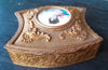Ancienne boîte à bijoux capitonnée bronze ou laiton médaillon
