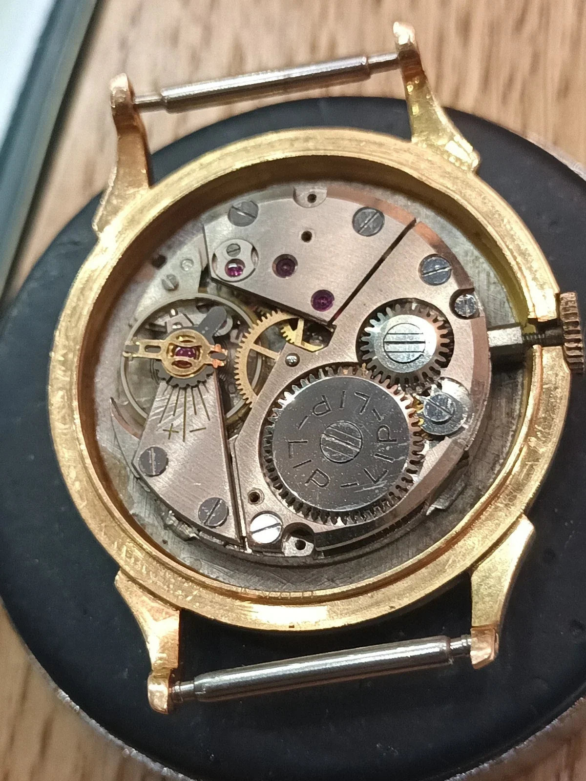 LIP MECHANICAL WATCH IN GOLD, EAGLE'S HEAD HALLMARK