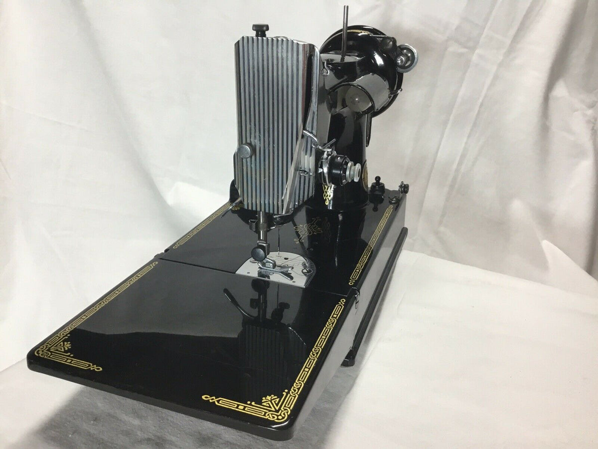 Vintage Singer 221 Featherweight sewing machine