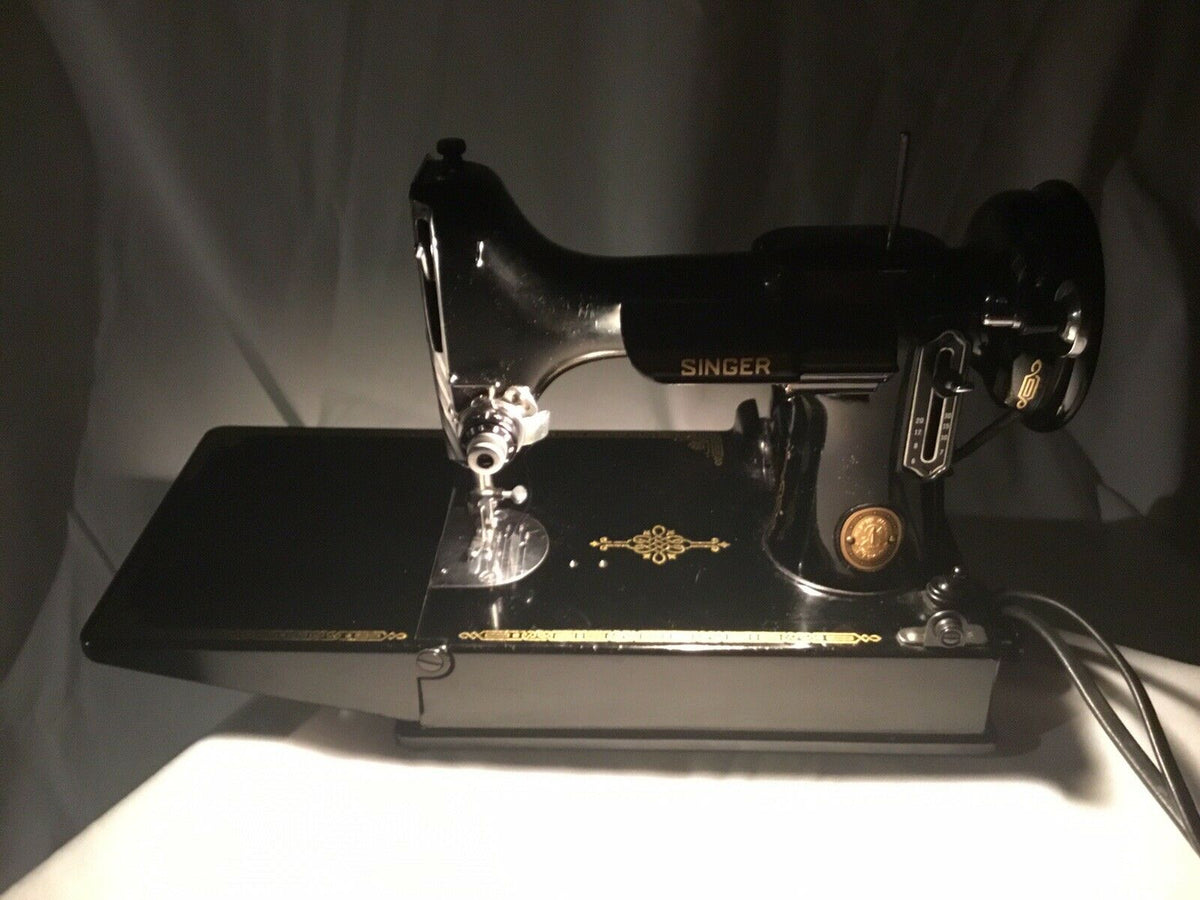 Vintage Singer 221 Featherweight sewing machine
